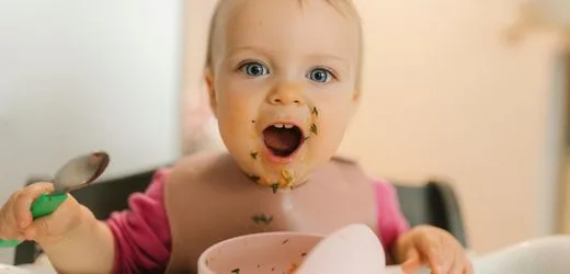 Ernährung: Ab wann Babys selbst essen sollten – Fakten zu Baby-led Weaning