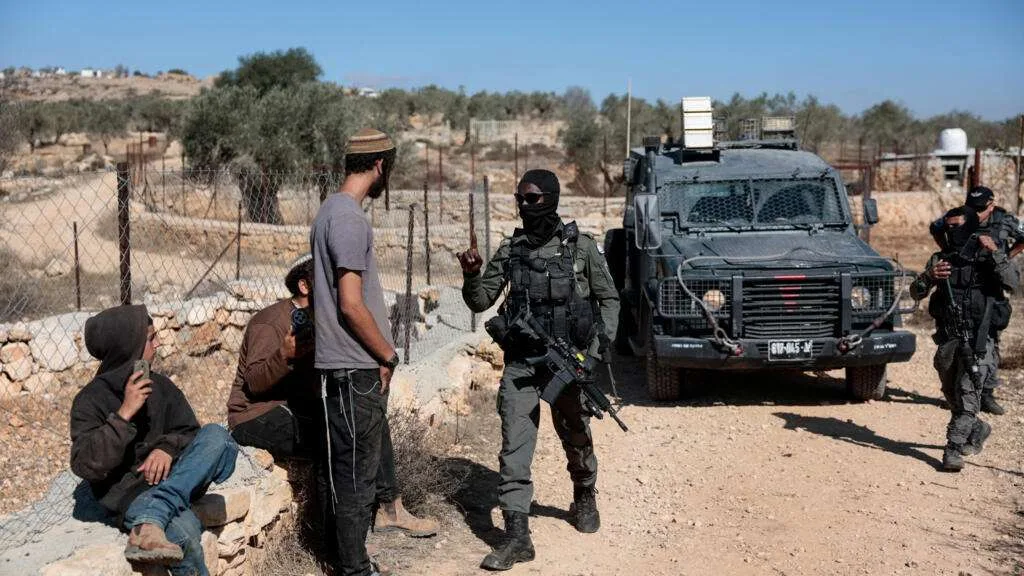 Colonos escoltados por tropas de Israel asesinan a dos jóvenes palestinos