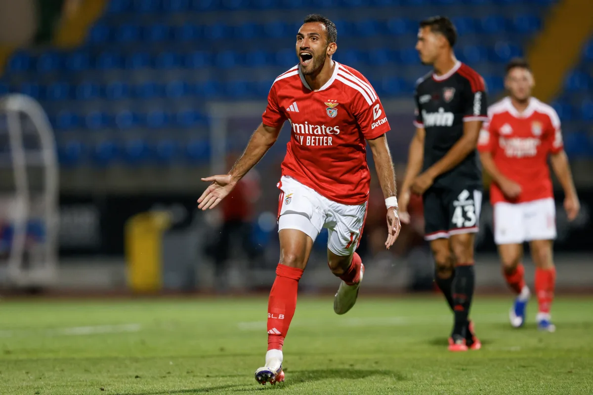 Com três de Pavlidis, Benfica faz sete no Casa Pia e vence a primeira pelo Português