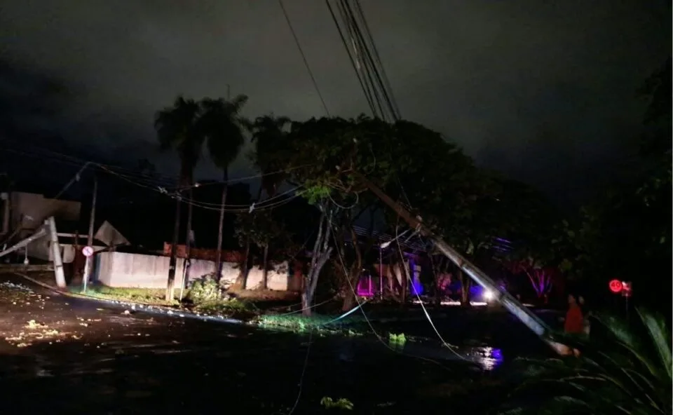 Vento forte arranca árvores pela raiz, destrói casas e deixa 11 mil sem luz durante temporal na fronteira