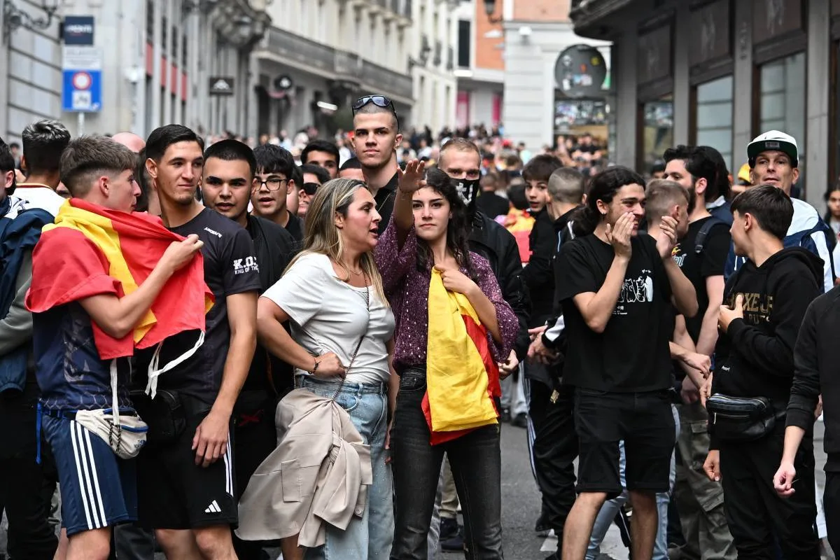 Un policía herido y dos detenidos en los enfrentamientos entre los acampados y los ultras en la Puerta del Sol
