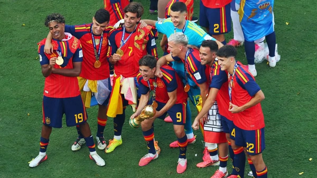 Laporta, de lucir orgulloso el pin de España a homenajear a la estelada en lugar de a sus ocho campeones del mundo