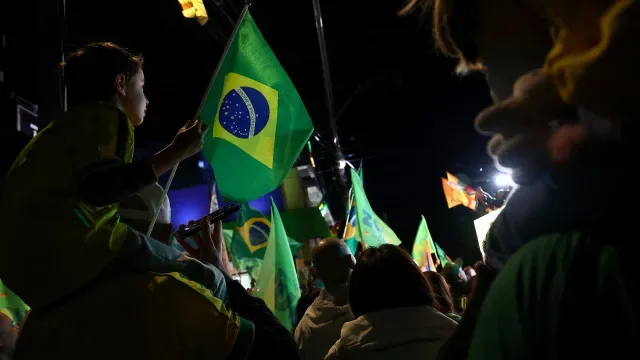 Brasil. Governo zera impostos federais sobre gasolina a dias da 2.ª volta