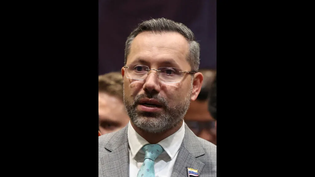 Séisme en Colombie: le nouveau ministre du Logement dans la tourmente après un séjour à la plage