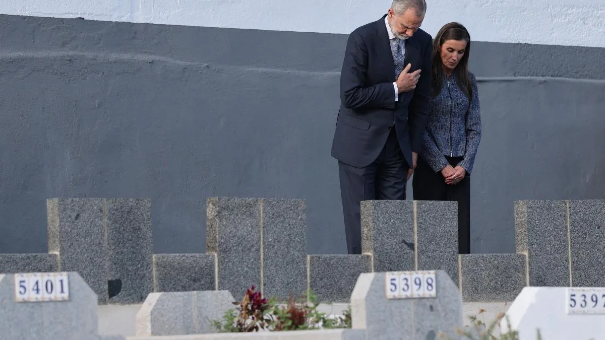 Los Reyes visitan un colegio como símbolo de futuro en Ceuta y el cementerio musulmán donde están enterradas las víctimas de la entrada masiva