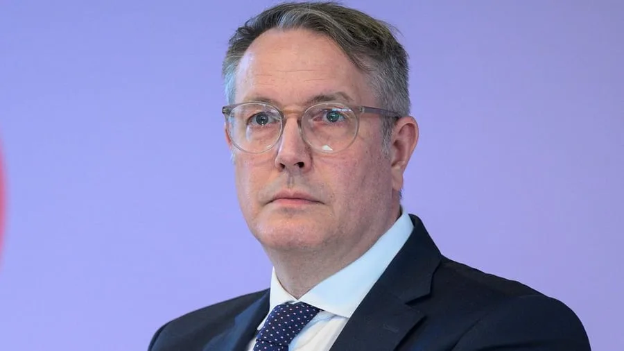 Bundespolitik: Arbeitsminister Schweitzer will Kompromiss bei „Rente mit 63“
