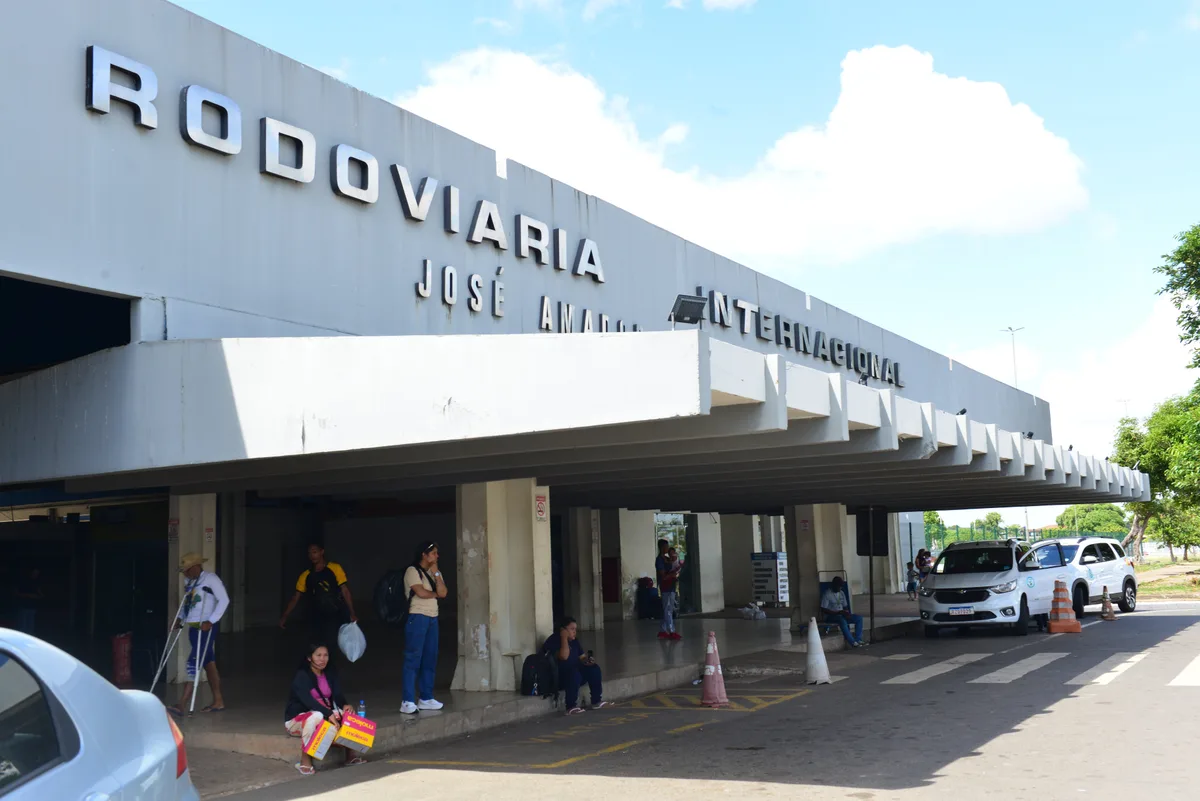 ACERTO DE CONTAS: Ajudante de obras é esfaqueado por grupo de homens em frente à Rodoviária