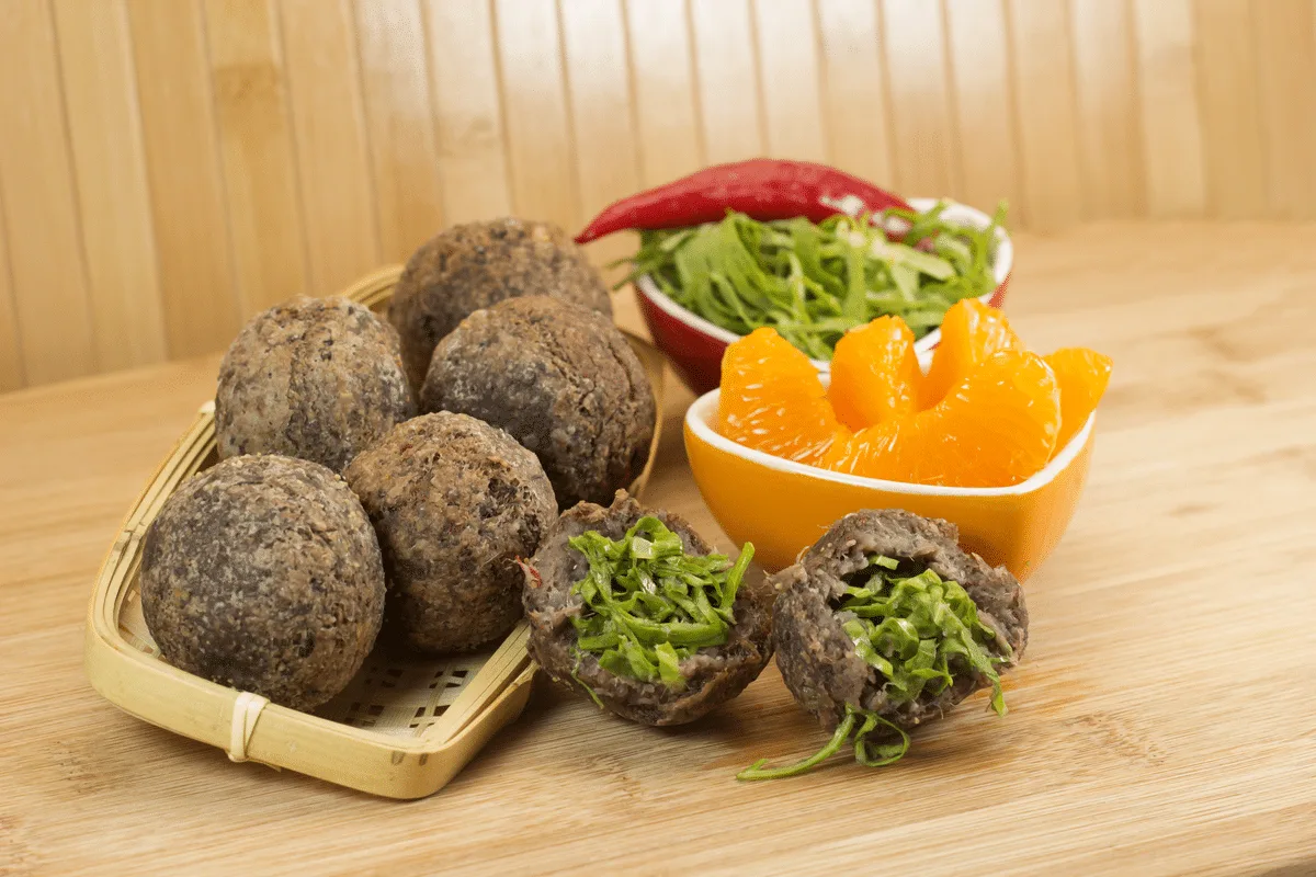 Bolinho de feijoada crocante por fora e cremoso por dentro: veja como fazer esse petisco para o fim de semana