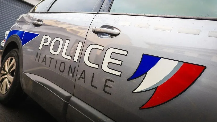 Le patron de la police à Saint-Louis visé par une enquête administrative après une photo prise avec une actrice porno