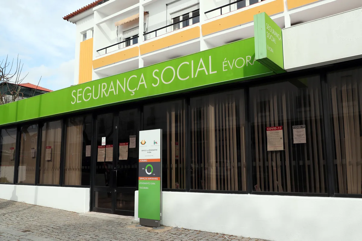 Segurança Social com saldo negativo em 2040. Grupo de trabalho propõe fim da idade de reforma e planos de poupança complementares