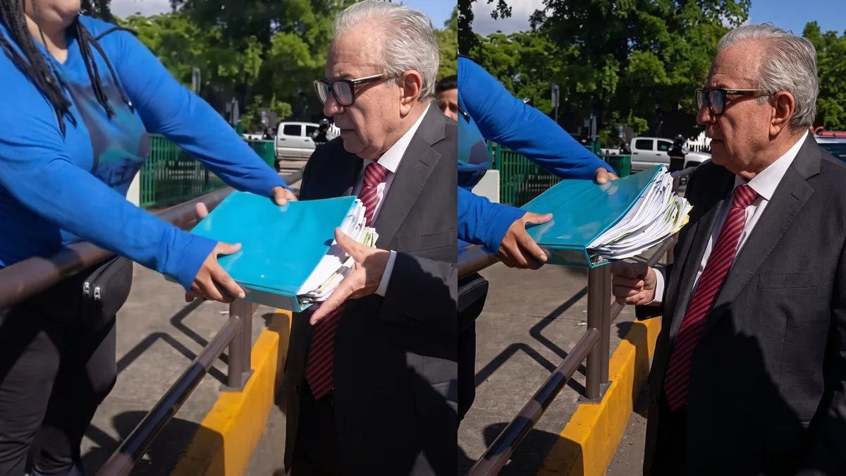 Madres buscadoras reciben a Rocha Moya con carpeta de investigación sobre desaparecidos a su regreso a Palacio de Gobierno en Sinaloa