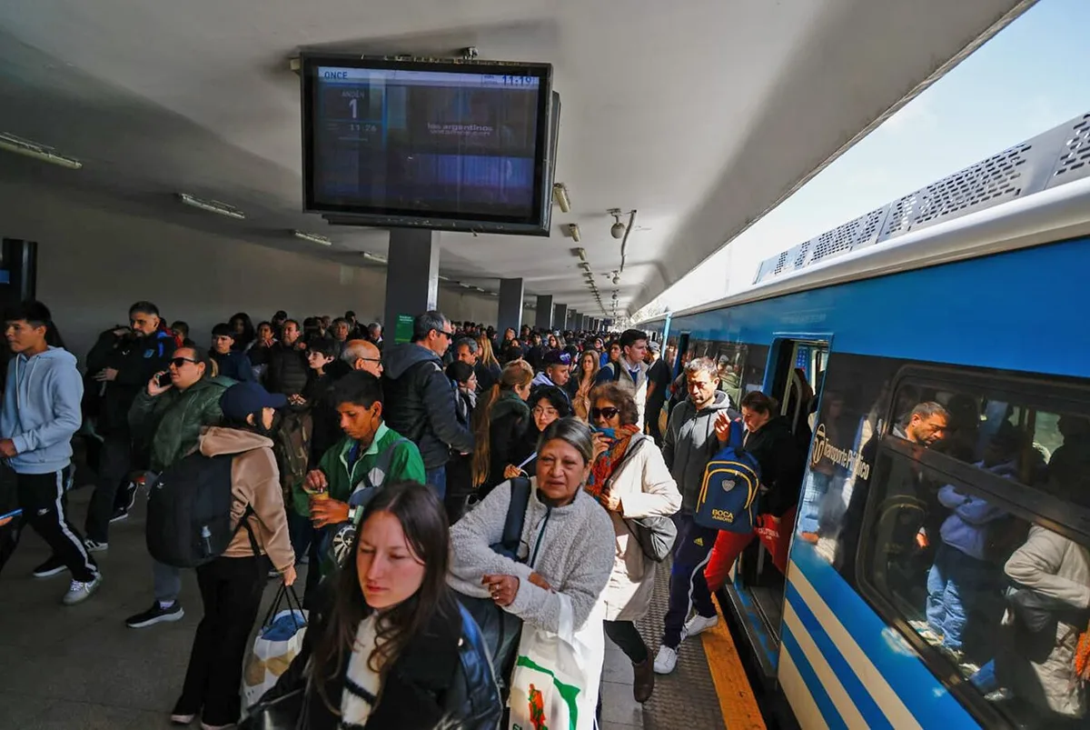 Demoras en el Tren Sarmiento: un auto chocó contra una formación en Ramos Mejía