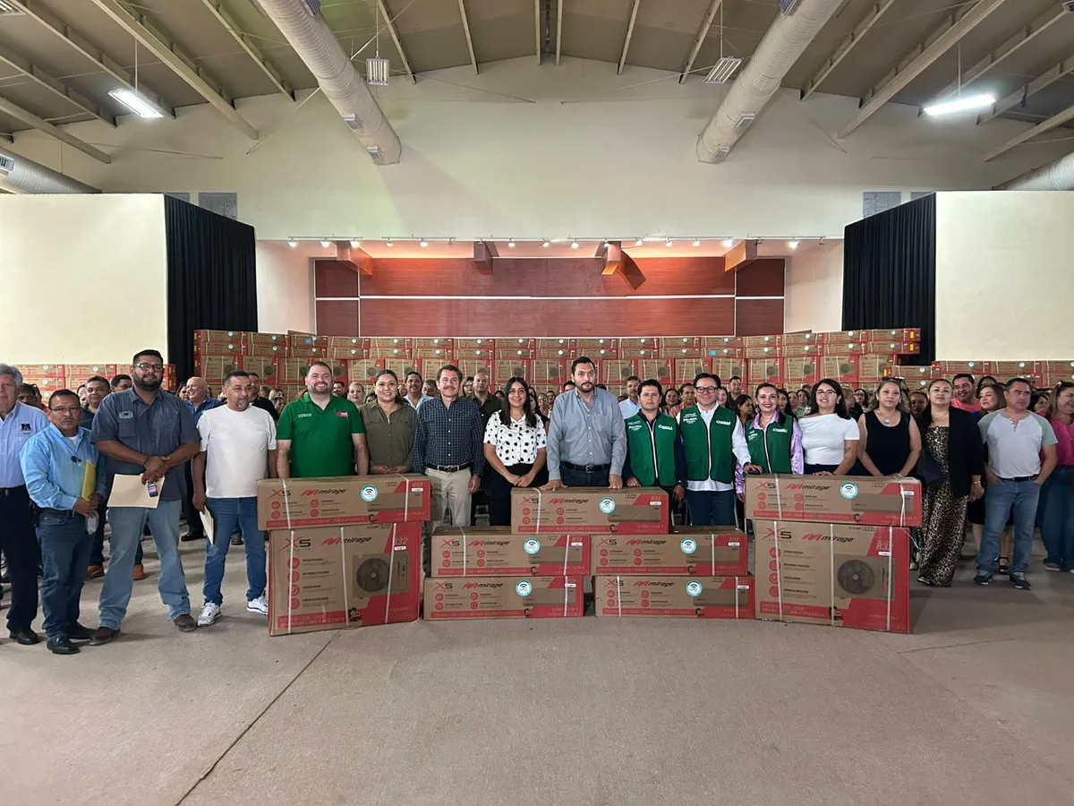 Entrega Carlos Villarreal más de 200 minisplits a escuelas de Monclova previo al nuevo ciclo escolar