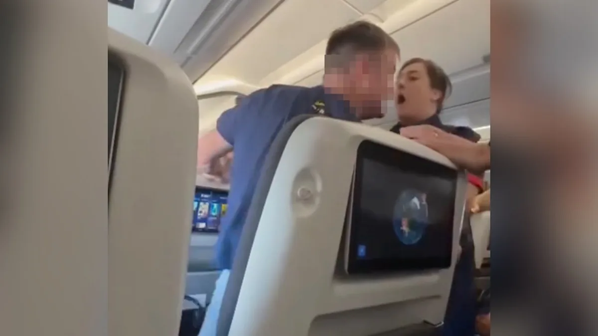 Ihre Knallhart-Ansage wird zum Hit - Stewardess bändigt Suff-Passagier