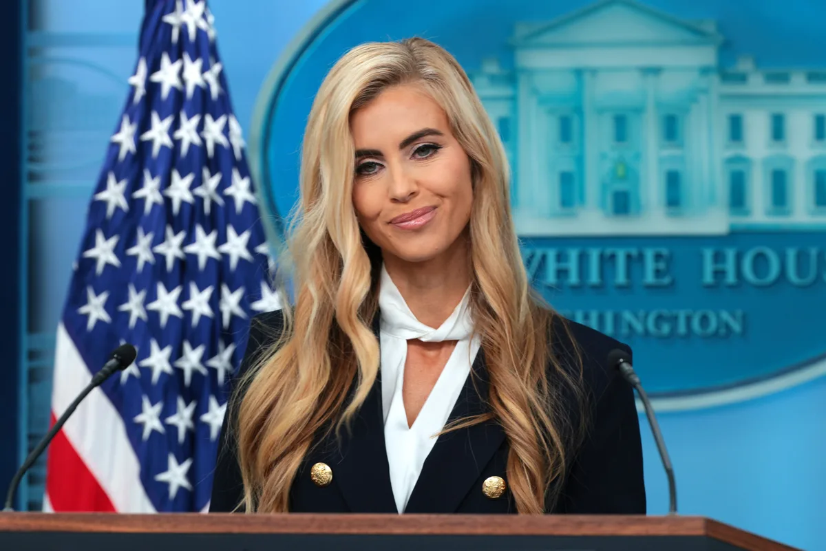 Nova porta-voz da Casa Branca confunde Trump com marido; entenda