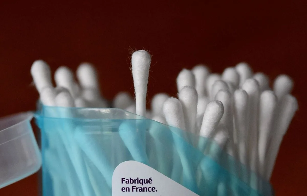 « Ne doit pas être introduit dans le conduit auditif »… Pourquoi il faut vraiment respecter la notice des cotons-tiges