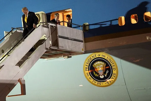 Trump confirma troca de avião após ameaça do Irã e é acusado de usar passageiros como ‘isca’