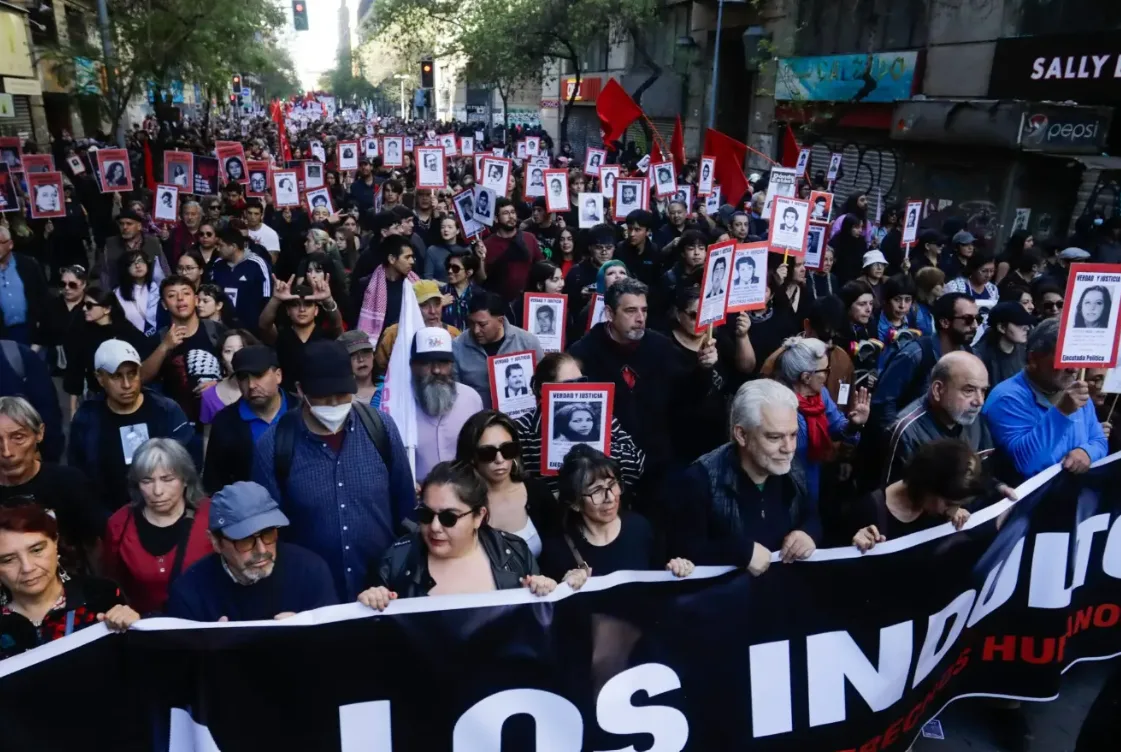 Milhares marcham em Santiago pelos 53 anos do golpe contra Allende