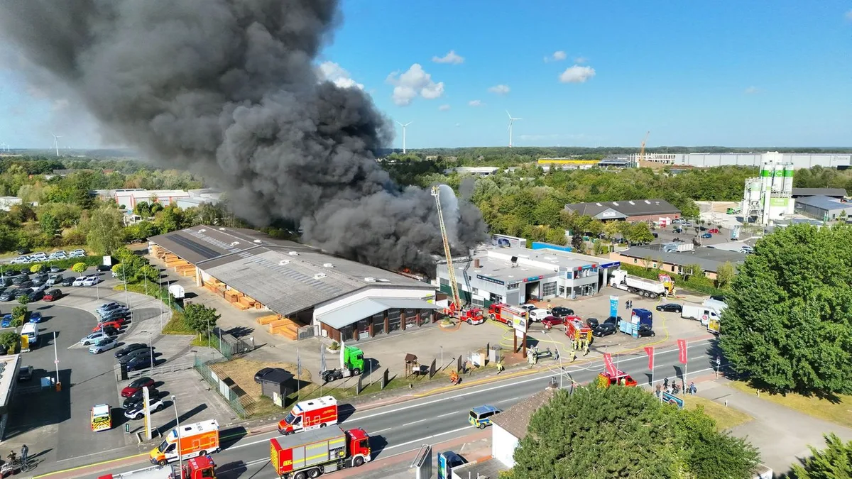 Verpuffung gemeldet: Brand in Beckumer Autowerkstatt - zwei Menschen verletzt