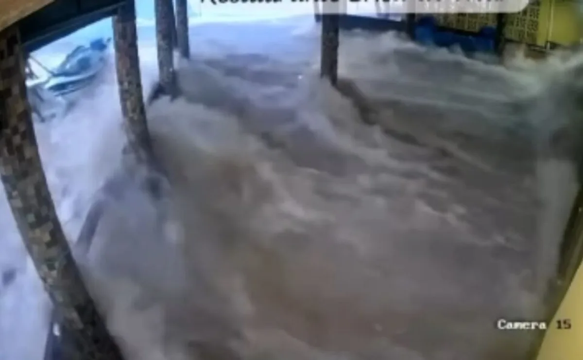 Tsunami meteorológico arrasta barcos e invade restaurante no sul de SC