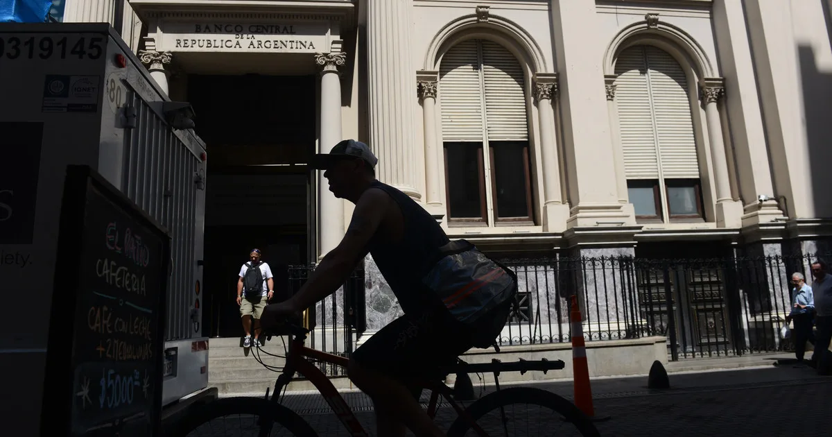Qué pasa con las deudas incobrables: los bancos dieron de baja 143 mil préstamos "irrecuperables" por la morosidad récord