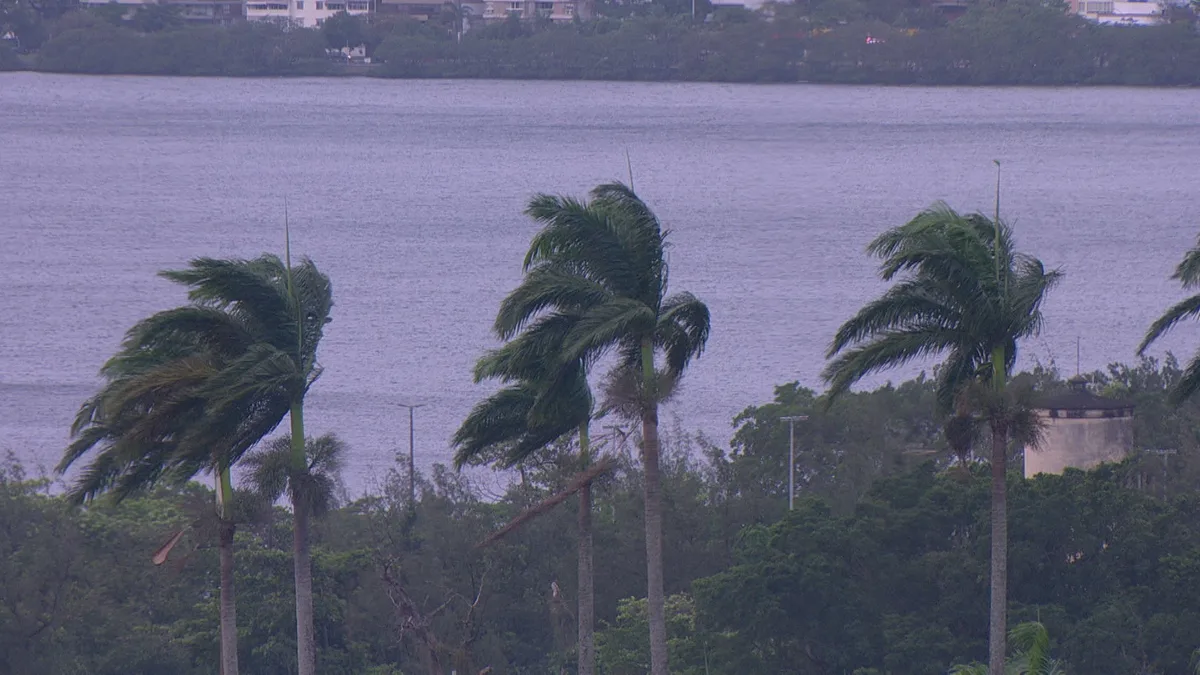 Ventania no Rio cancela voos no Santos Dumont; poste cai na Autoestrada Lagoa-Barra