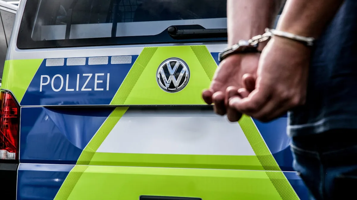 Er rief selbst die Polizei - Sohn (26) soll seine Eltern erstochen haben