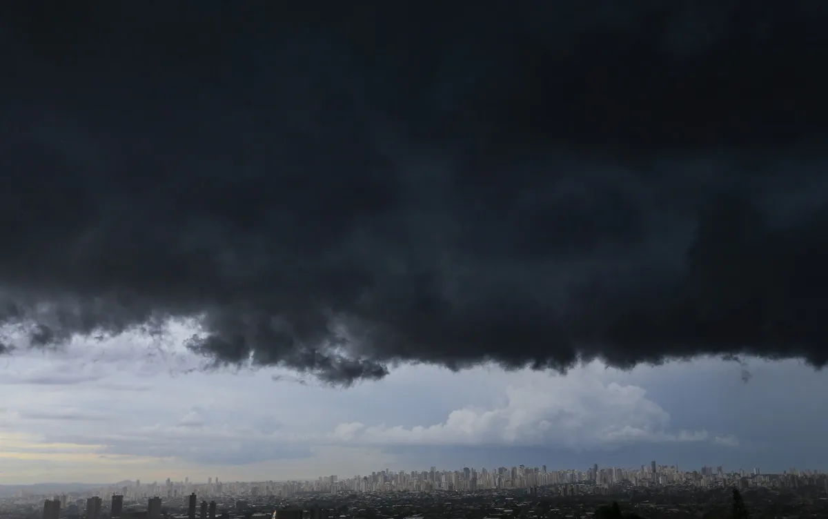Tempestades com ventos fortes e até chuva de granizo são esperadas para Goiás na primavera