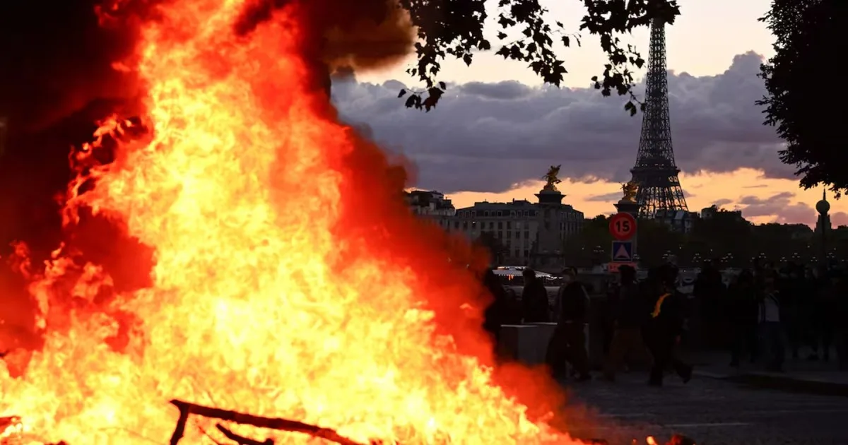 Tensión en Francia: incendiaron el histórico ayuntamiento de Limoges durante una protesta por el costo de vida