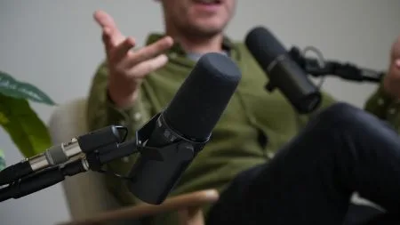 heise+ | Podcast-Guide für Einsteiger: Vom Mikro-Kauf über Schnitt bis zum Release