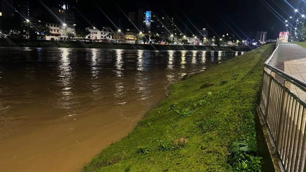 Nova projeção mantém Blumenau em alerta máximo para risco de enchente após rio subir 1,5 metro em apenas três horas
