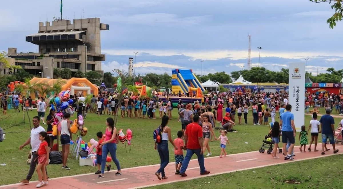 Festa de aniversário de Sorocaba reúne milhares de pessoas no Paço Municipal com mais de 12 horas de programação