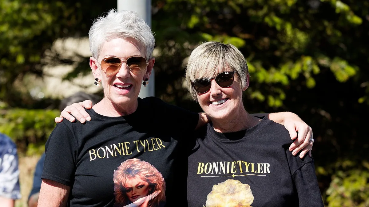 Fãs fazem fila em Gales para se despedirem de Bonnie Tyler após morte no Algarve