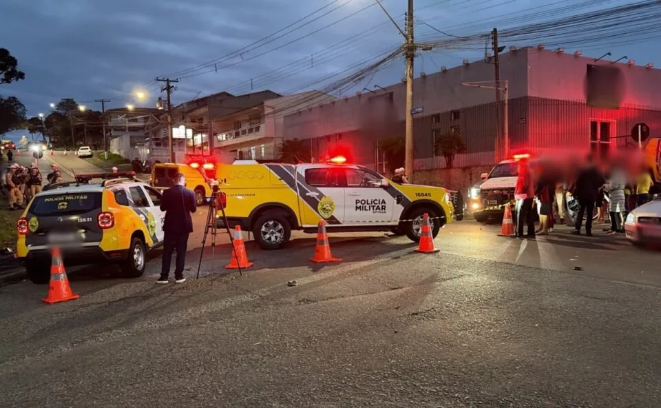 Vídeo mostra momento em que motociclista avança preferencial, atinge carro e morre em cruzamento no Sítio Cercado