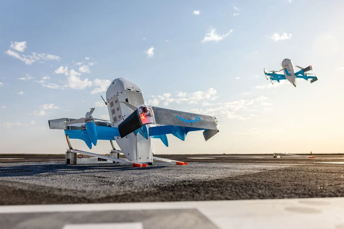 Pidió algo por Amazon y se lo trajo un dron, pero tiró el paquete en la pileta
