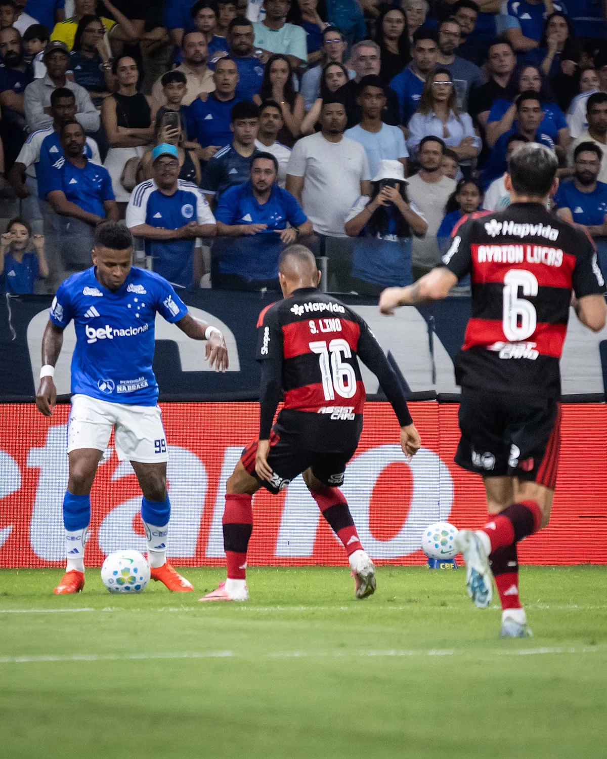 Cruzeiro x Flamengo: Arroyo deixa Samuel Lino no chão de novo, e web não perdoa; veja reações