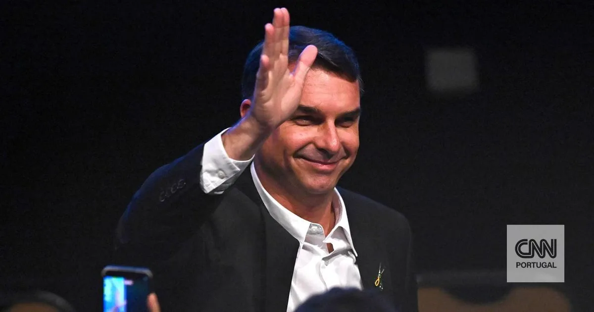 Flávio Bolsonaro promete integrar o Brasil no Escudo das Américas se vencer eleições