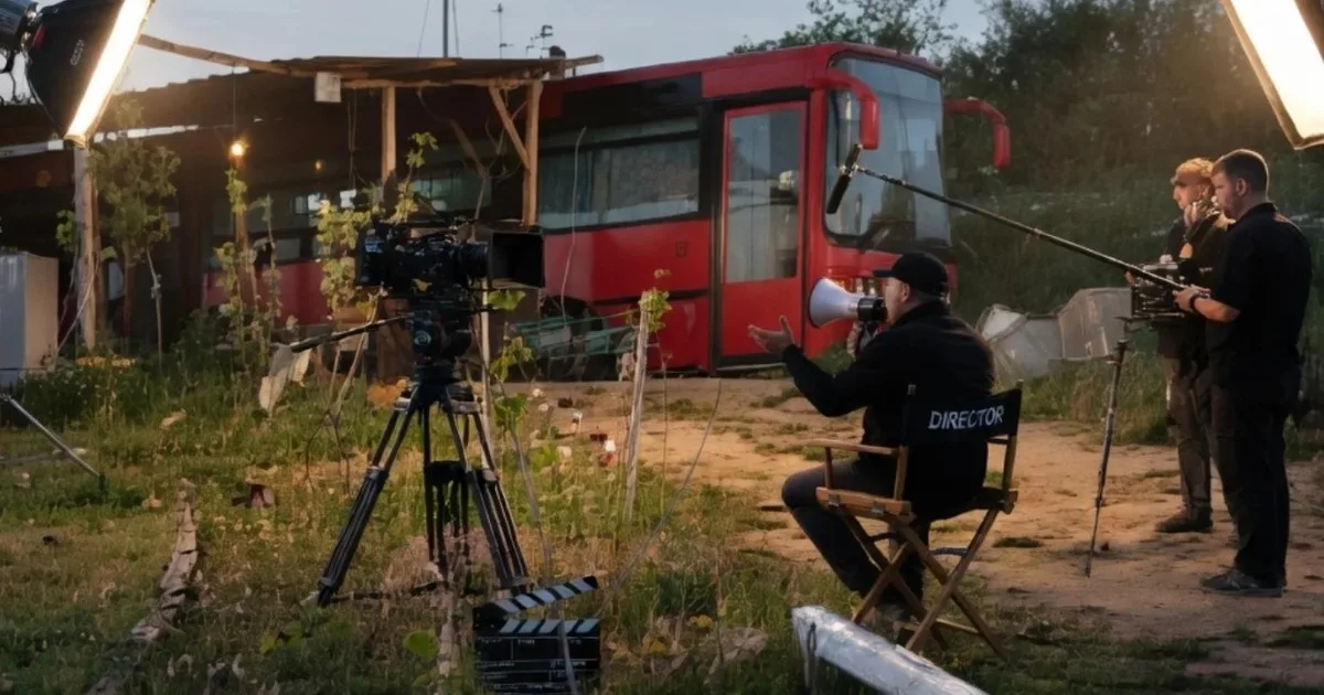 Juan Pablo vive en un autobús urbano: "Lo compré por 1.200 euros y lo he convertido en mi casa, estacionado en lo alto de una montaña, y no necesito pagar facturas de luz ni de agua"