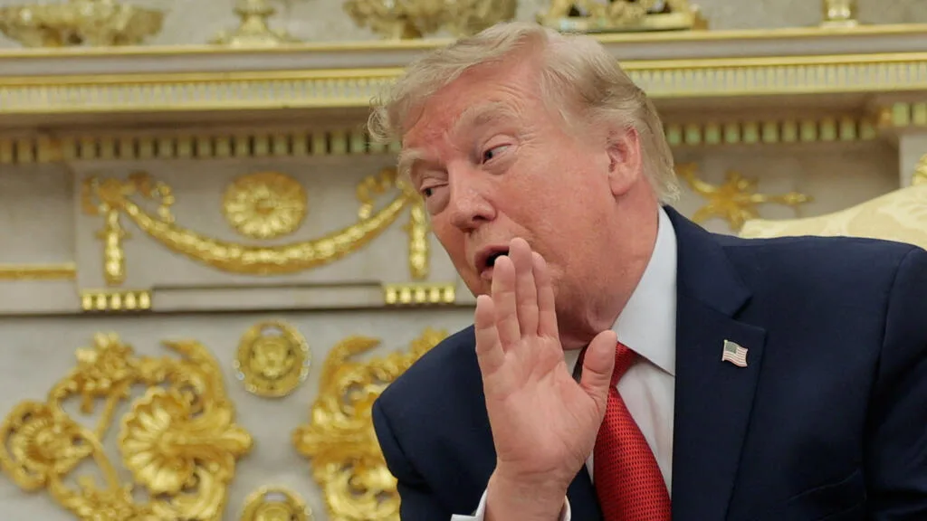 Após ameaçar Omã, Donald Trump quer transformar Estreito de Ormuz em território norte-americano