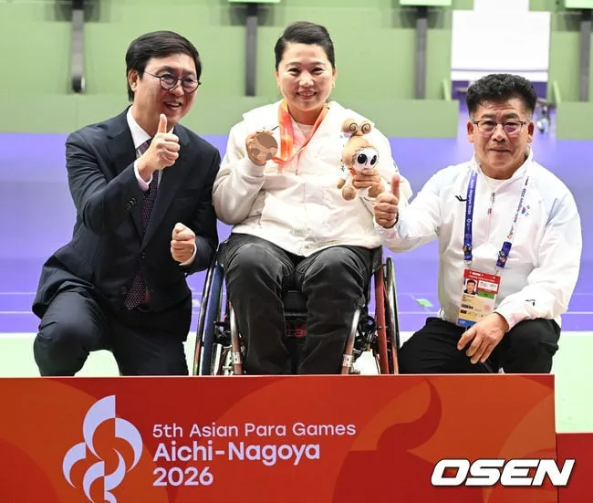 [사진]이윤리와 기념사진 찍는 최휘영 장관