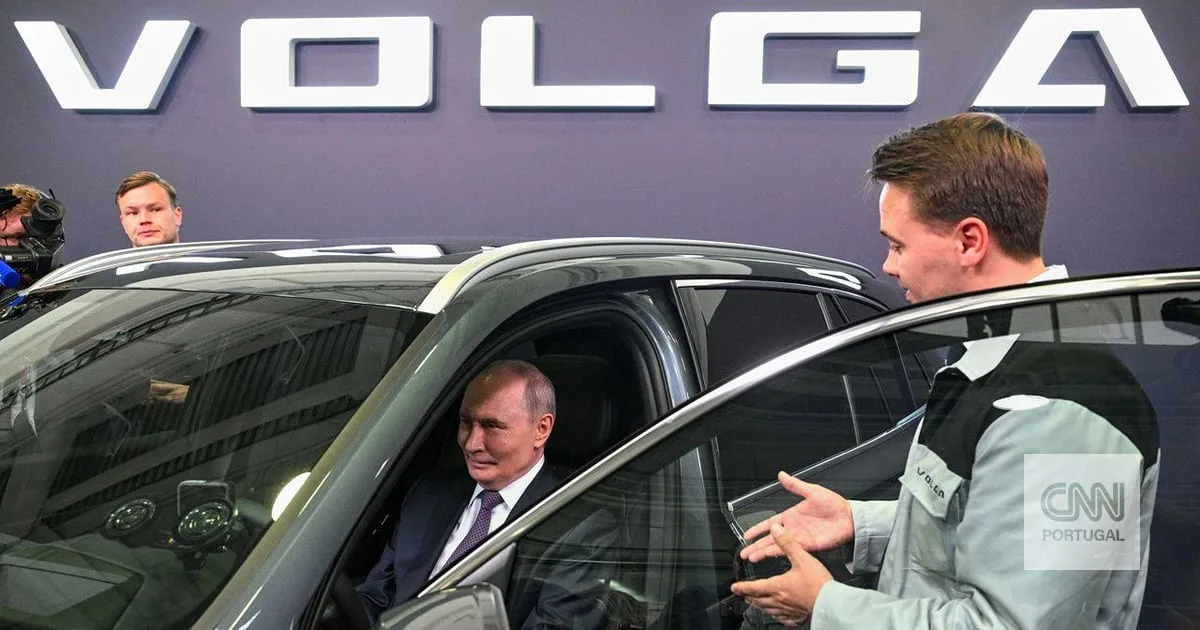 Putin já experimentou o novo carro feito pela Rússia numa lendária fábrica que foi europeia