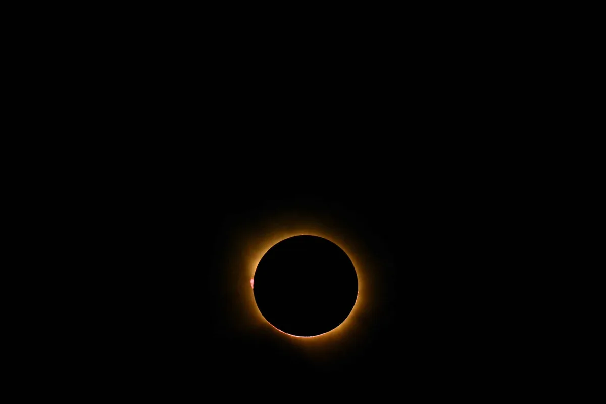 Eclipse solar na Europa: veja fotos do fenômeno raro