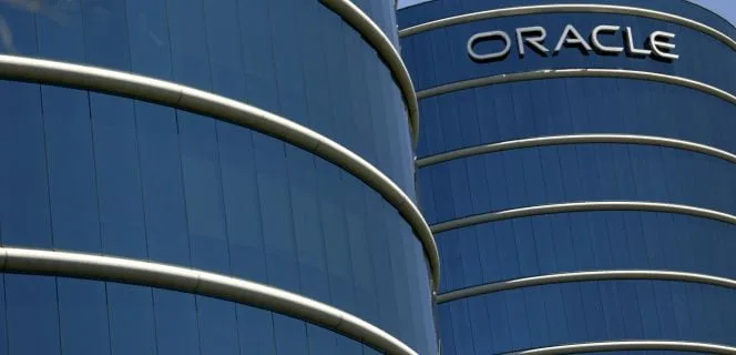 Oracle dispara su cartera de contratos con la IA pero todavía pierde la mitad de su valor en un año