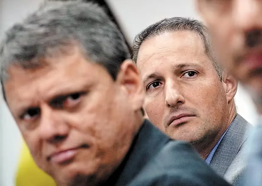 No horário eleitoral, Derrite e Prado colam em Tarcísio, que evita Flávio Bolsonaro