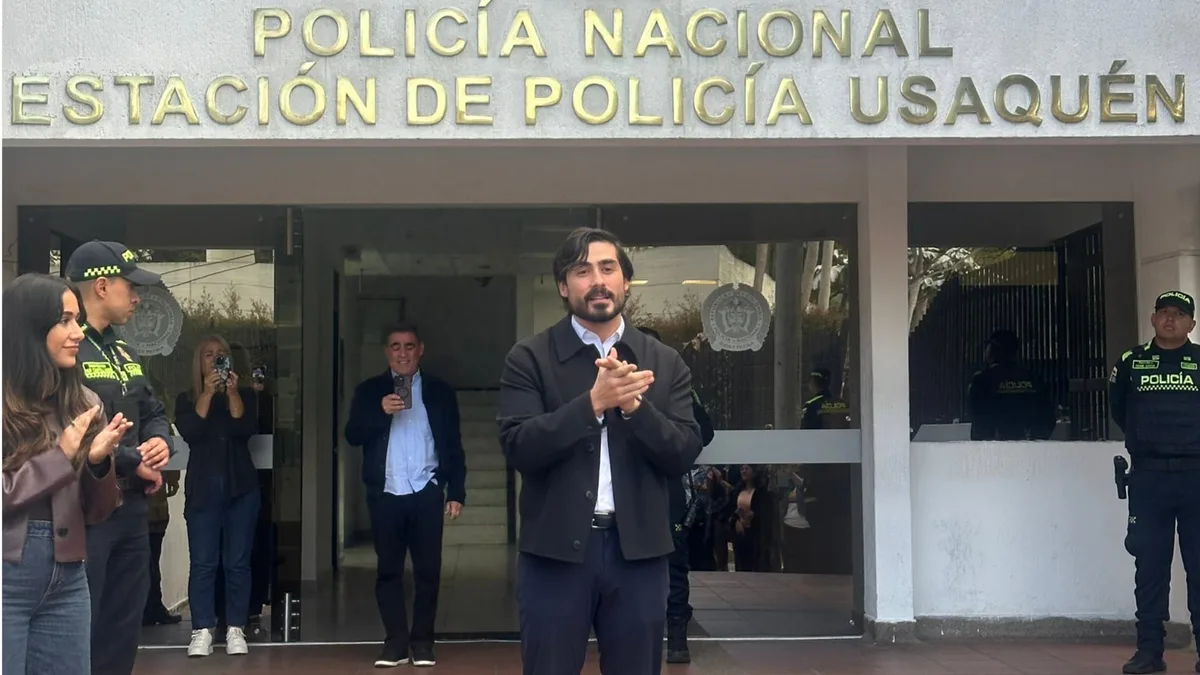 Samuel Adrián, el creador mexicano y director del documental ‘Colombia: fábrica de niños trans’, fue dejado en libertar tras diez días de arresto