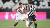 Técnico do Athletico-PR, Odair Hellmann se machuca na comemoração de gol