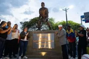 A ritmo de gaitas Maracaibo develó estatua de Luis Aparicio