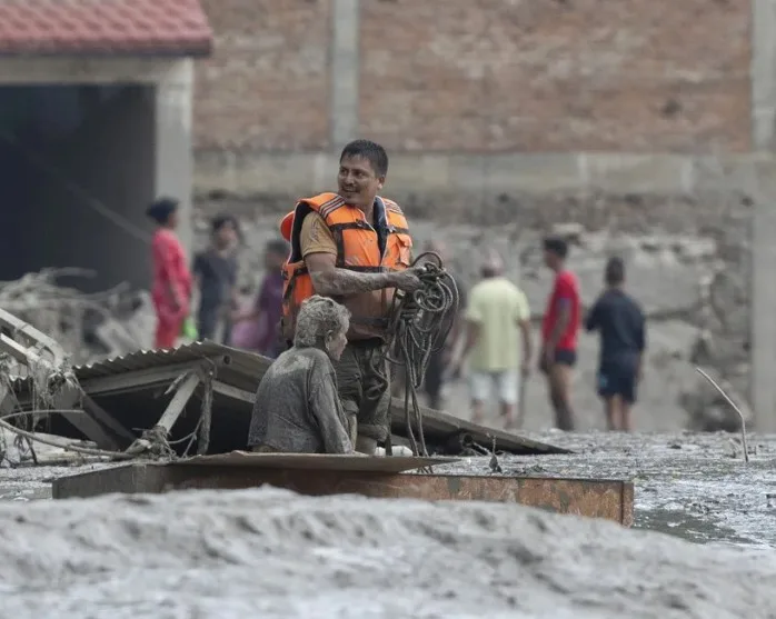 China evacúa zonas del Tíbet ante el riesgo de ruptura de un lago formado tras la riada