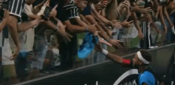 Dublador detalha ofensas de corintianos após menino ganhar camisa de Neymar