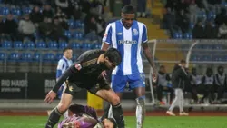 Sem Froholdt, mas com Bednarek: os onzes prováveis do Casa Pia-FC Porto